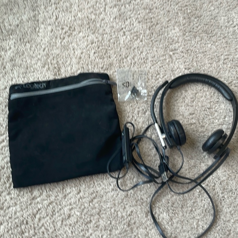 Black headset with mic and bag